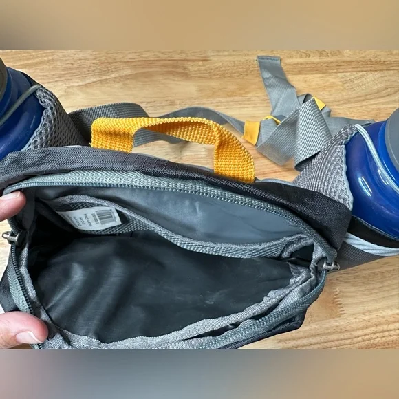 Outdoor fanny pack with two water bottles - Picture 2 of 7